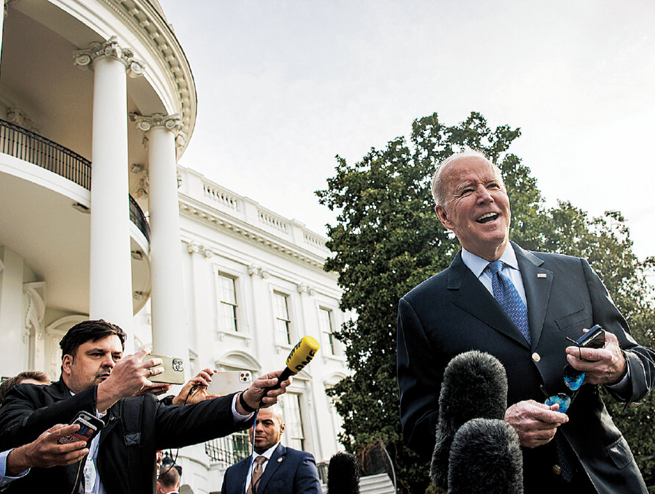 President Joe Biden talar till pressen utanför Vita Huset.