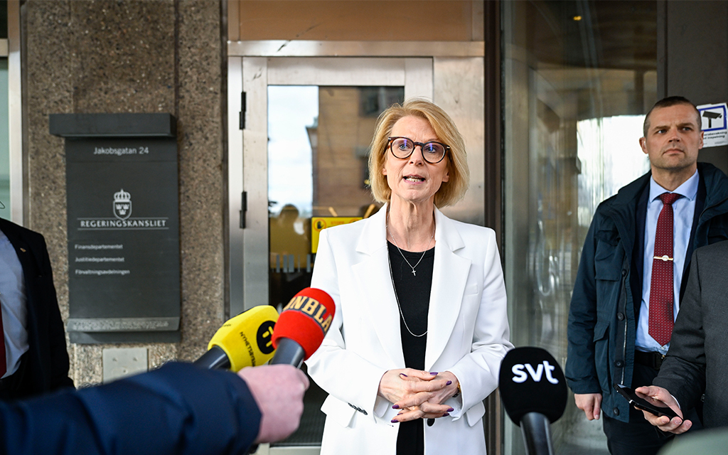 Finansminister Elisabeth Svantesson svarar på frågor på en presskonferens