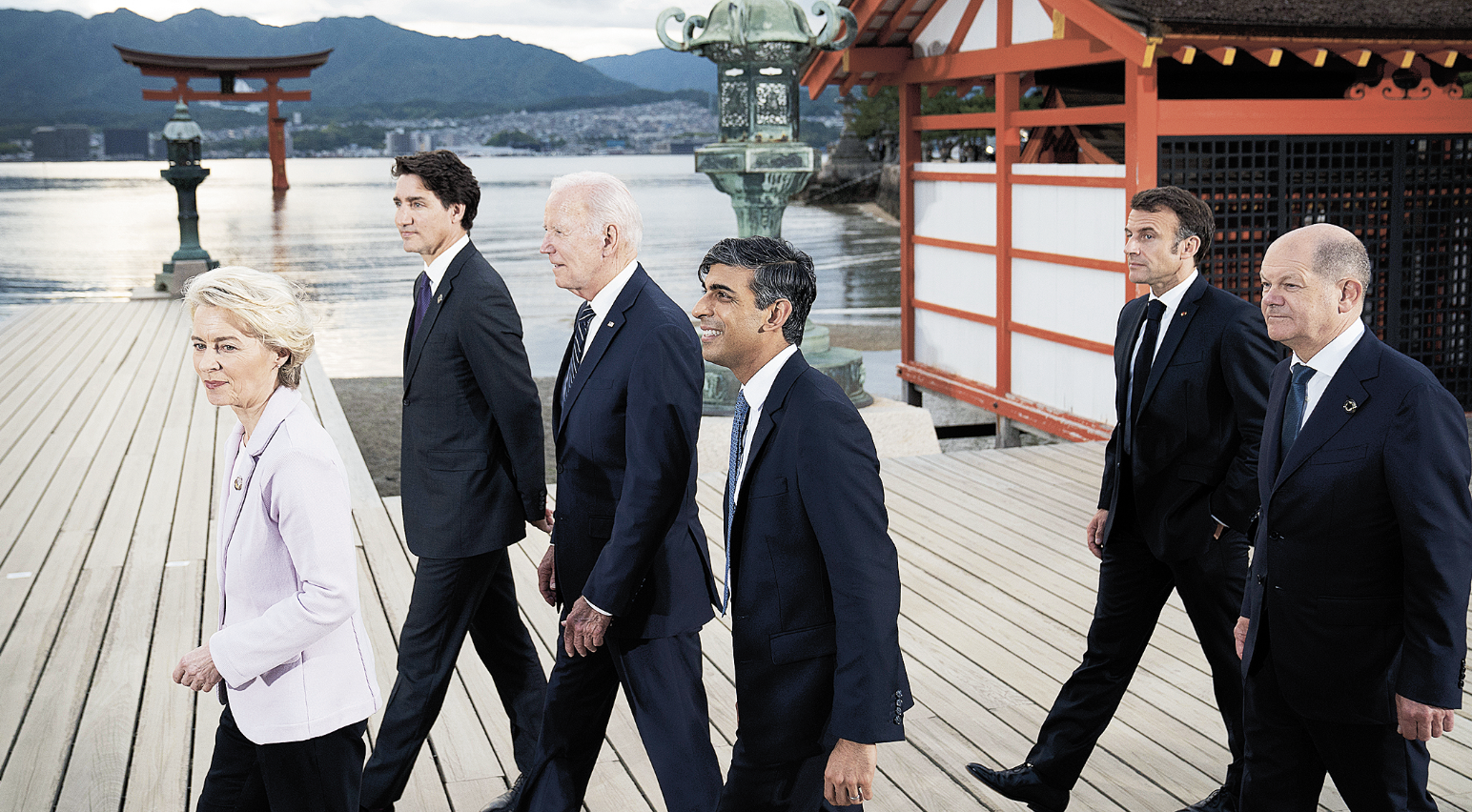 G7-mötet i maj 2023. Världens ledare går på rad med Ursula von der Leyen längst fram.