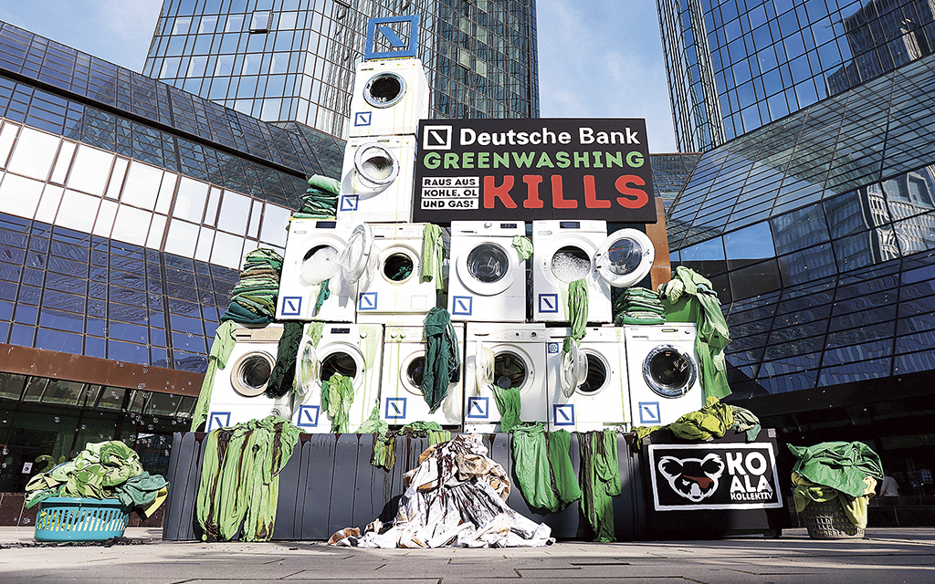 Tvättmaskiner staplade på varandra som del av en protest mot greenwashing i Frankfurt.