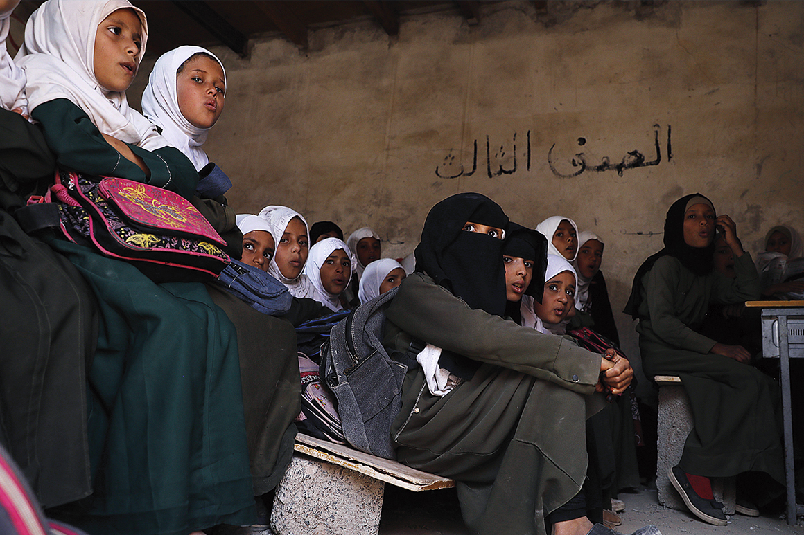 Flickor i en skolsal i Jemen.