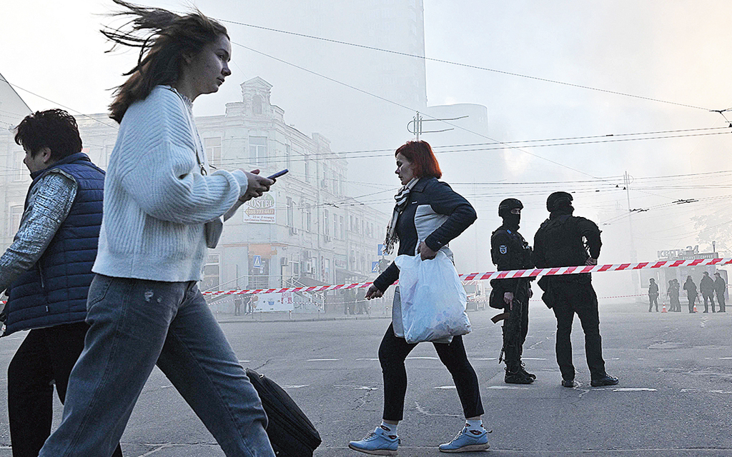 Människor i rörelse på en rörig gata i Kiev.