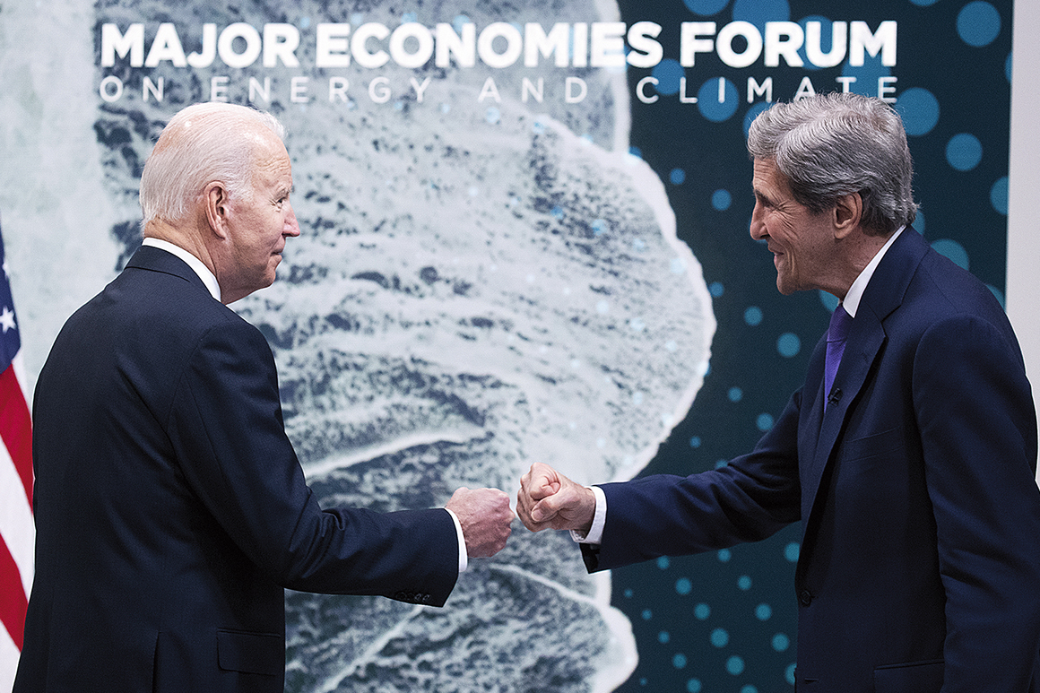 Joe Biden skakar hand med USA:s särskilda sändebud för klimatfrågor, John Kerry.