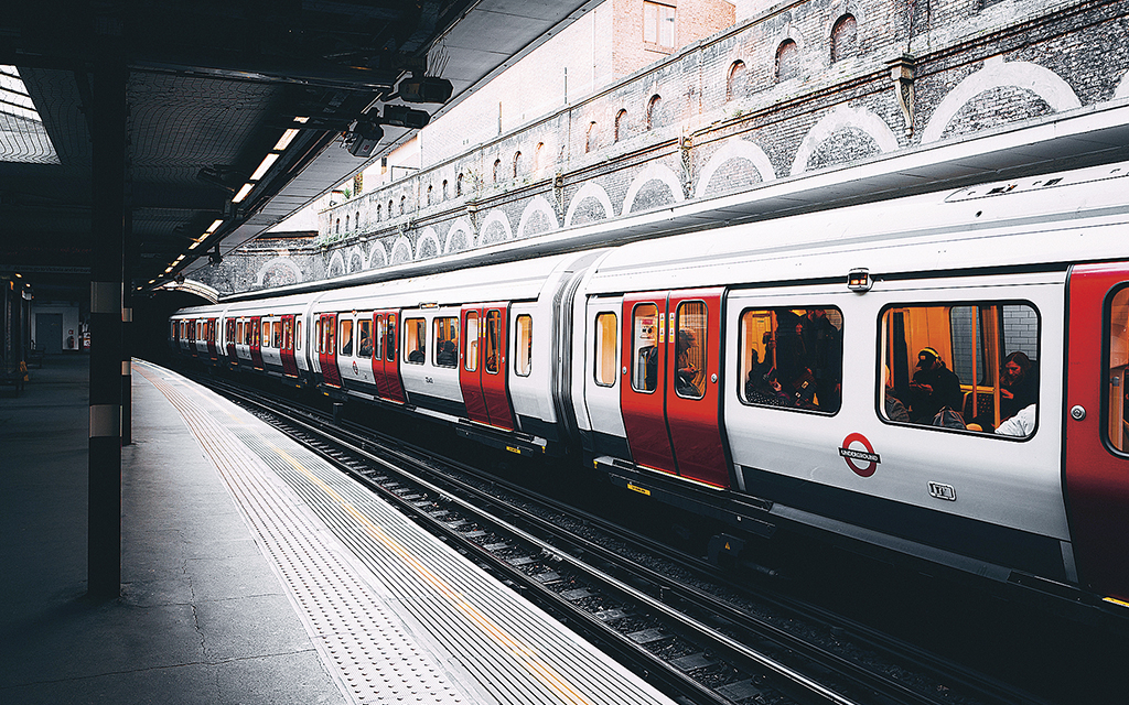 Tunnelbanetåg på en perrong i London.