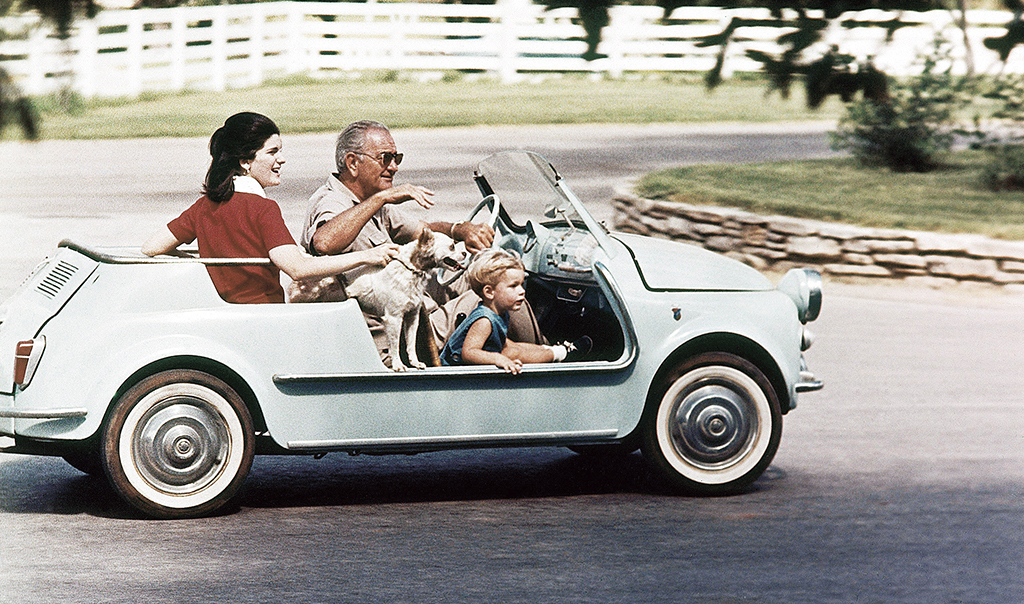 President Lyndon Johnson kör runt i sin bil på sin ranch på 1960-talet.