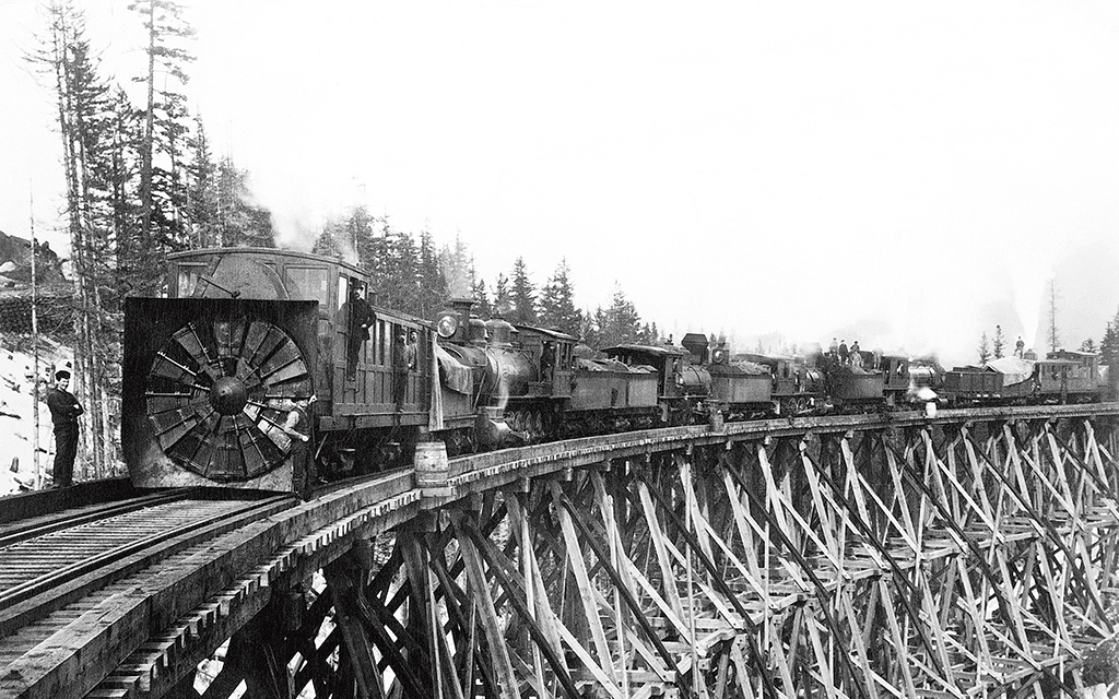 Historisk bild av en roterande snöplog från Northern Pacific Railroad. Mosquito Creek i Kaskadbergen 1887.