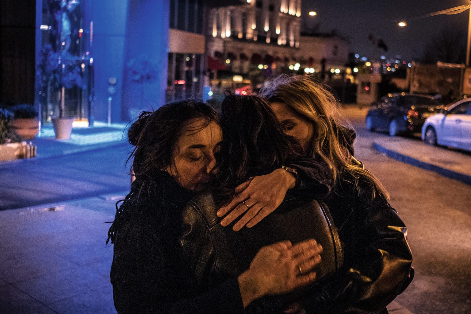 Journalisterna Maria Borzunova och Nigina Beroeva kramar och tar avsked av en vän innan de reser till Georgien för att leva i exil.