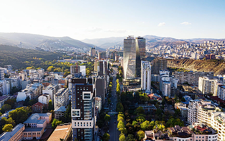 Flygfoto över Georgiens huvudstad Tbilisi