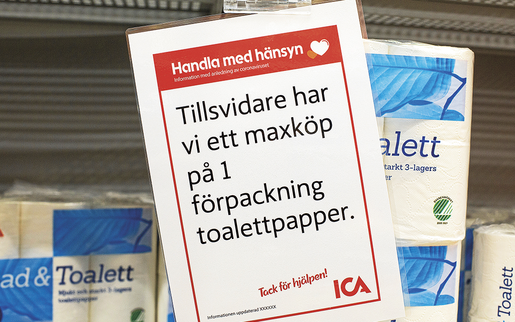 Skylt på mataffär som informerar om en begränsning i antalet toalettpappersförpackningar man får köpa under pandemin.