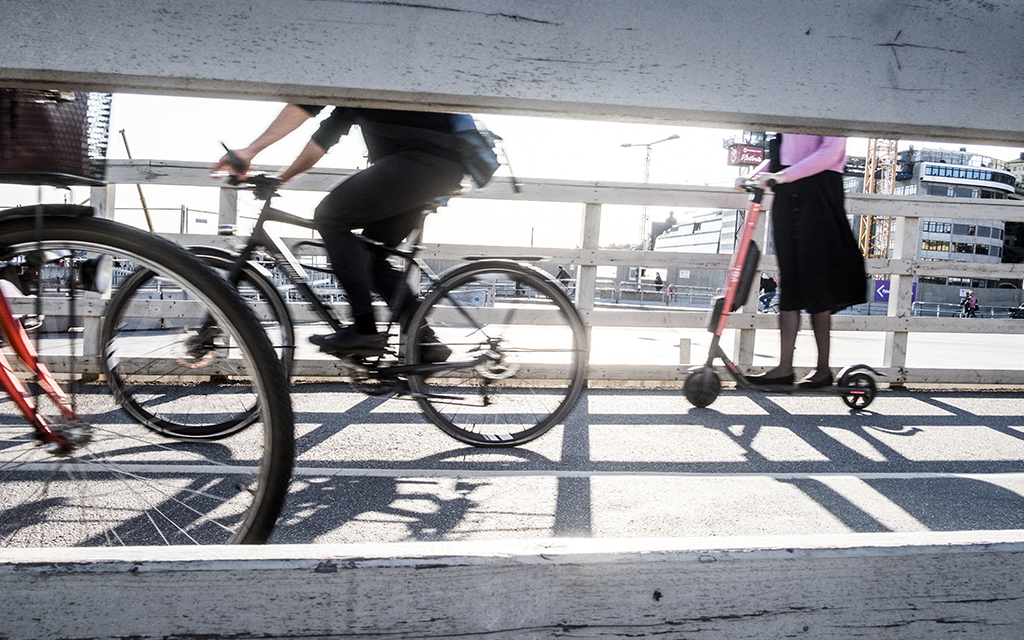 Cykelpendlare på en bro i Stockholm