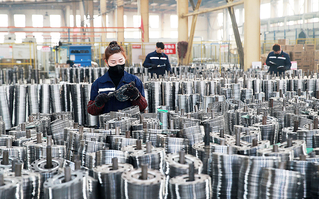 Kvinnlig arbeare på en fordonsfabrik i Kina