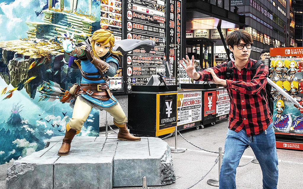 En besökare poserar vid en karaktär från Nintendos nya videospel The Legend of Zelda: Tears of the Kingdom.