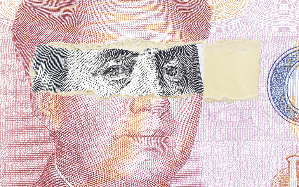 Kinesisk sedel med en avriven del där man ser en amerikansk dollar bakom.