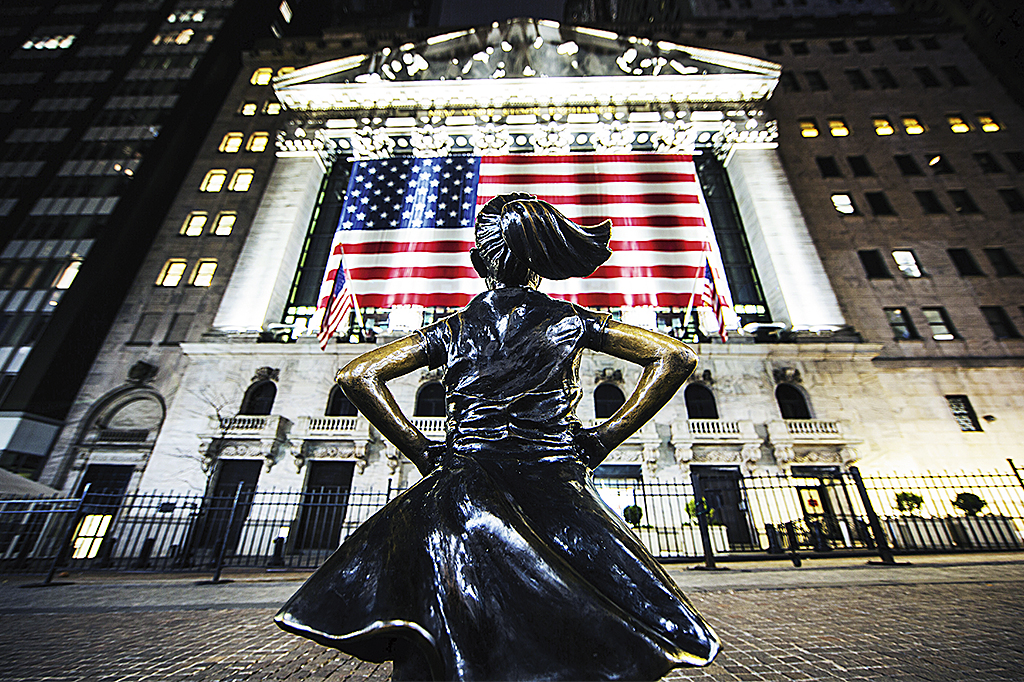 Bronsskulpturen Fearless girl i New Yorks finansdistrikt
