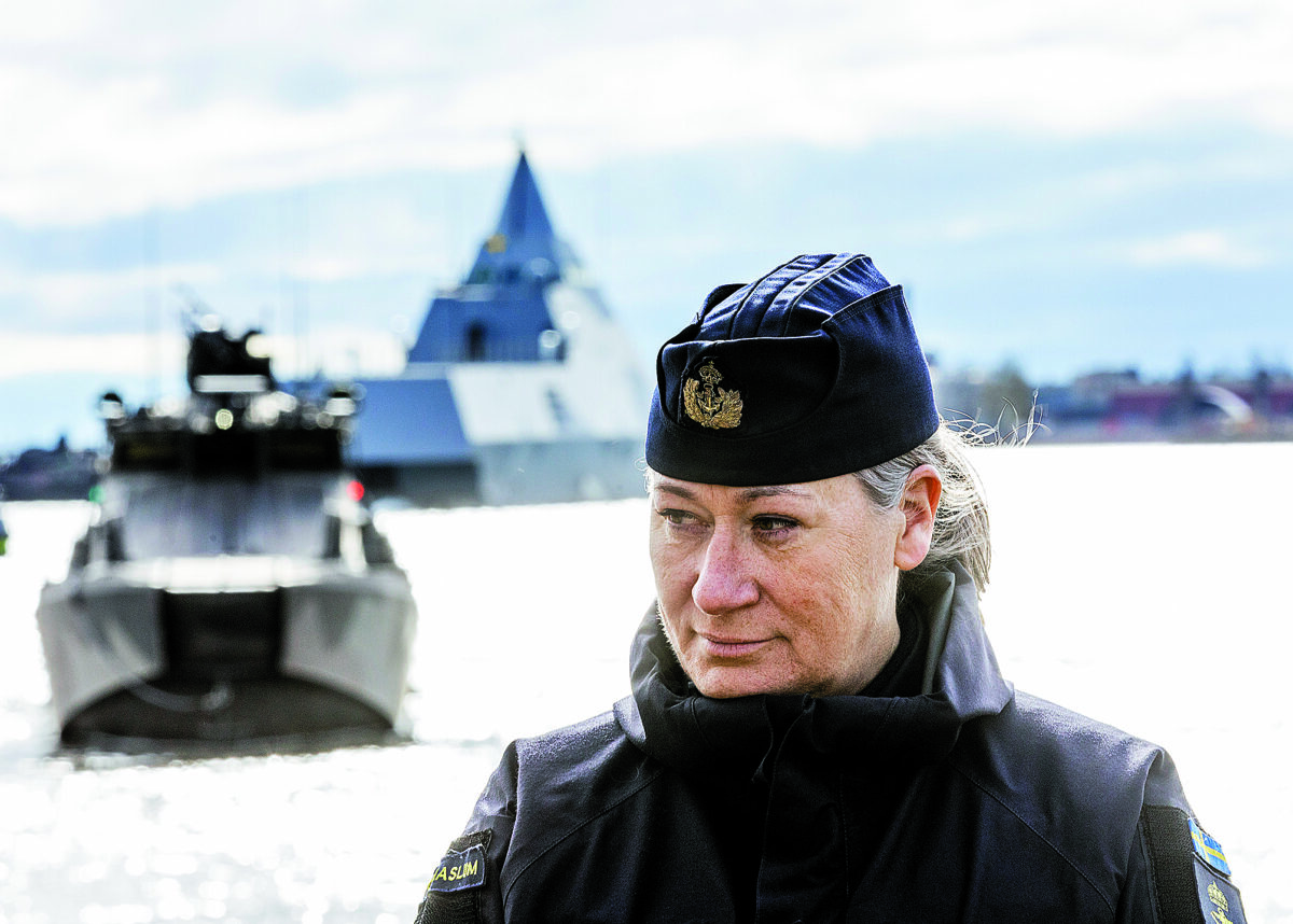 Sveriges marinchef Ewa Skoog Haslum fotograferad framför två militärfartyg