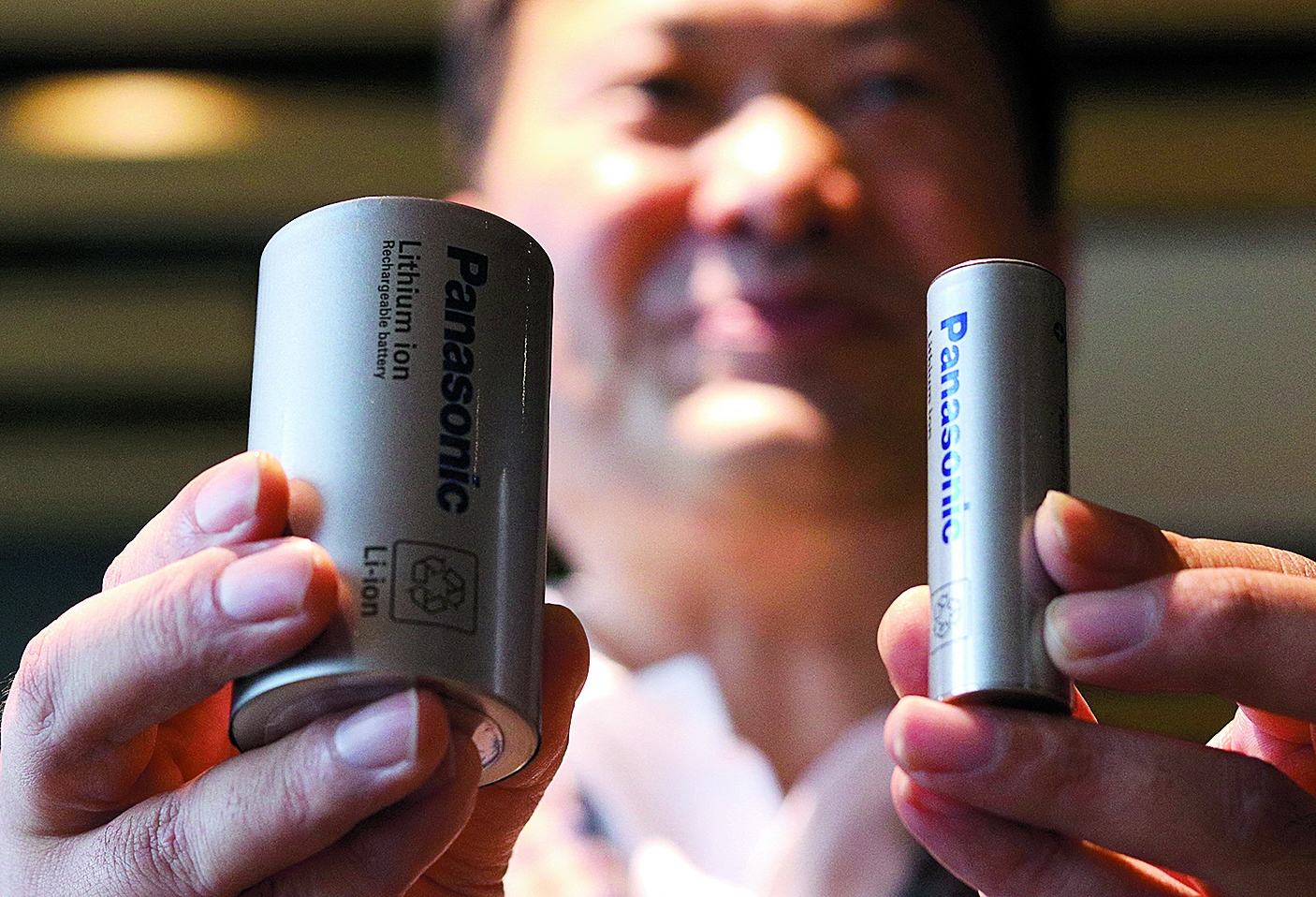 FILE PHOTO: Kazuo Tadanobu, vd för Panasonic´s Energy Company visar upp en prototyp av battericellen 4680 bredvid det nuvarande 2170-batteriet