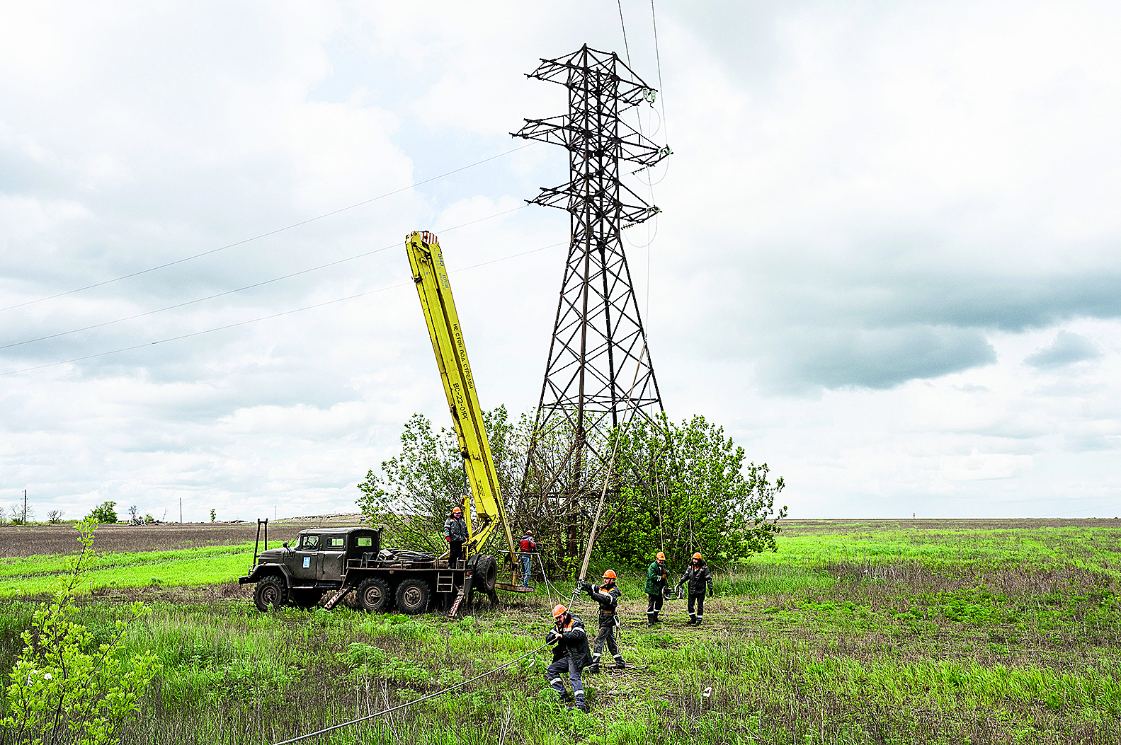 Kraftledningsstolpe på ett fält i Ukraina
