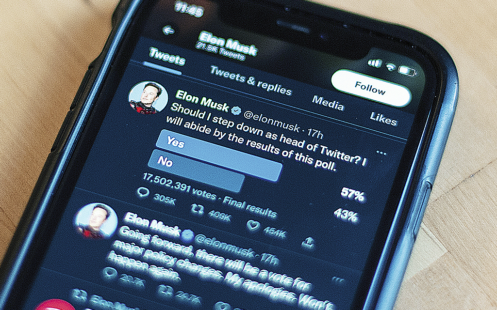 En telefon med Elon Muskd twitterkonto på skärmen