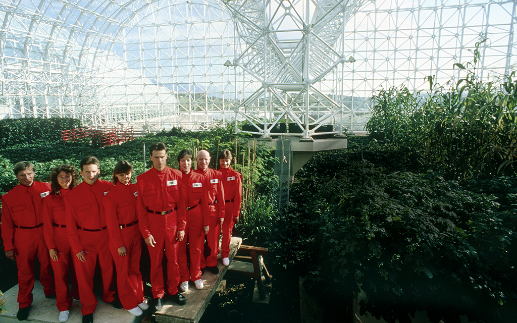 Deltagare uppställda framför kameran när Biosphere 2-projektet avslutades 1990
