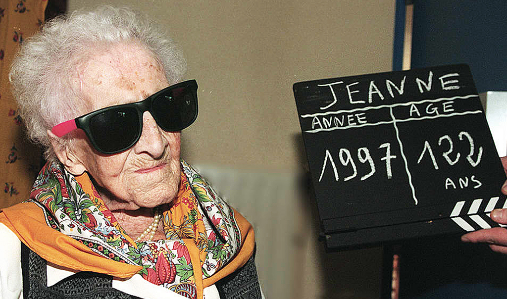 Jeanne Calment, världens äldsta kvinna, blev fotograferad dagen innan hon skulle fylla 122 år.