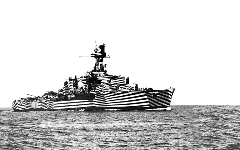 Historisk bild på krigsfartyg målat i kamouflagefärg för att inte synas för mycket