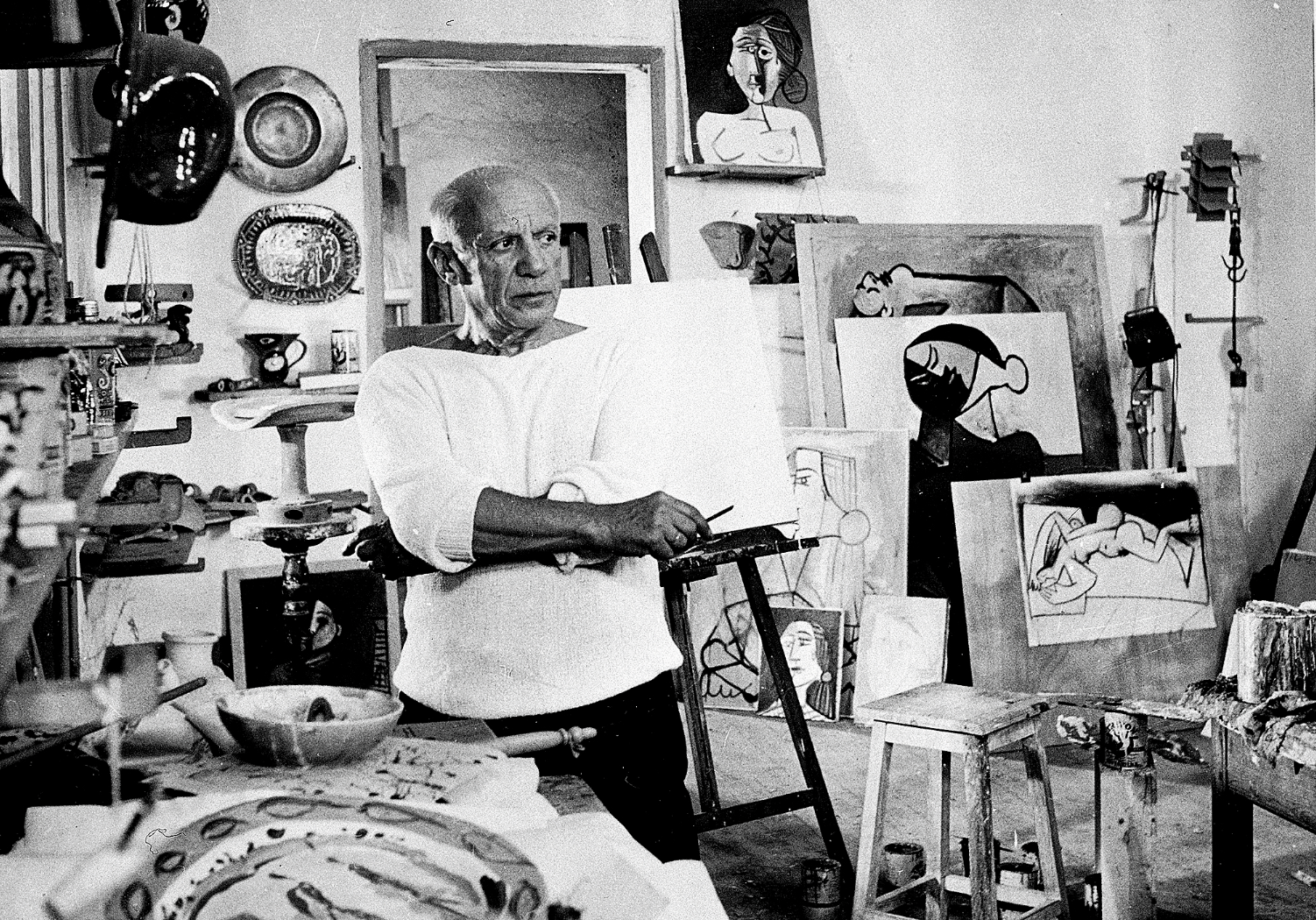 Pablo Picasso i sin studio i Frankrike 1953