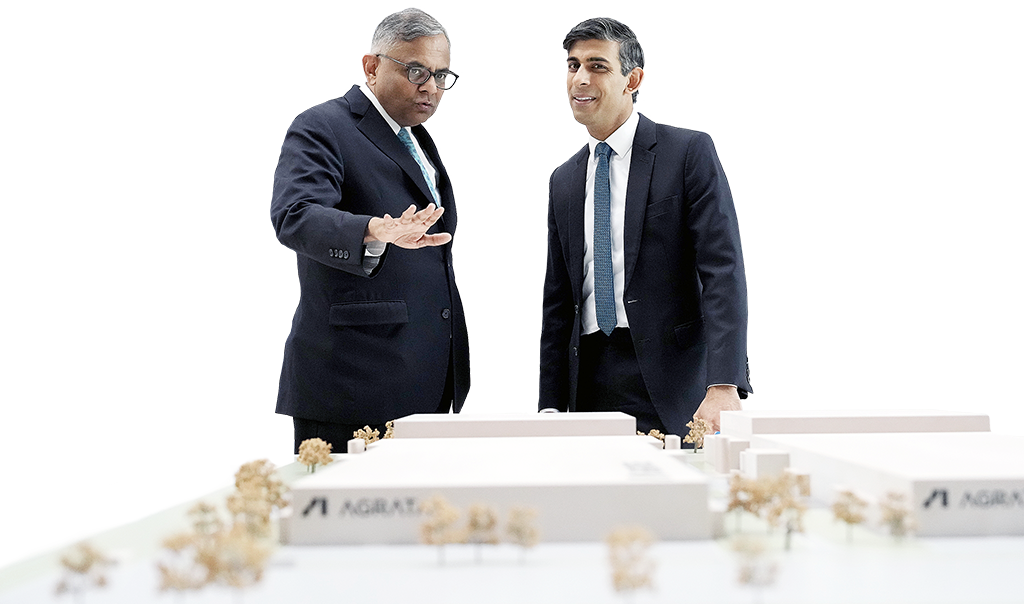 Storbritanniens premiärminister Rishi Sunak och styrelseordförande för Tata, Natarajan Chandrasekaran, står framför en modell av Tatas planerade bilbatterifabrik