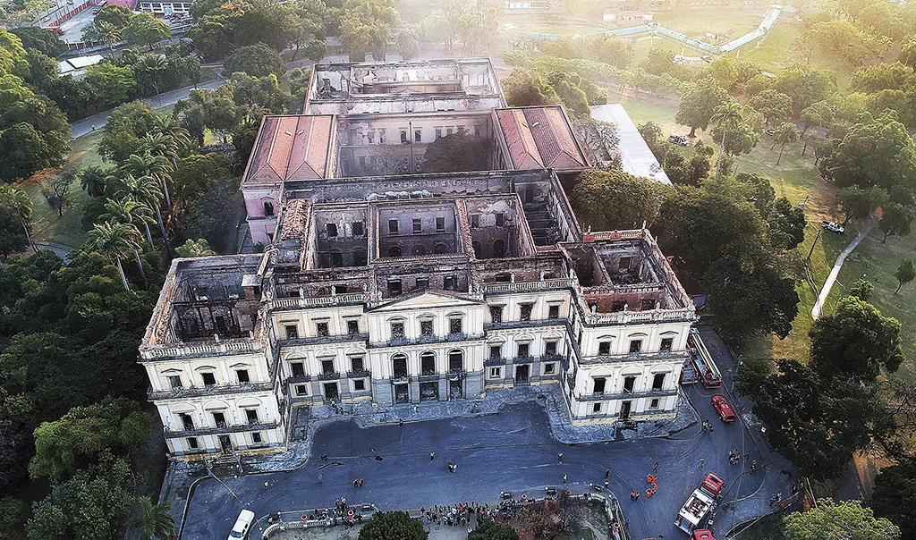 Dagen efter katastrofen för Nationalmuseet i Rio de Janeiro 2018. Flygfoto.