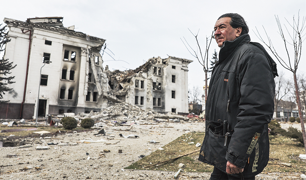Regissören Valery Kramarenko betraktar förödelsen efter en rysk attack mot Donetskteatern i Mariupol.