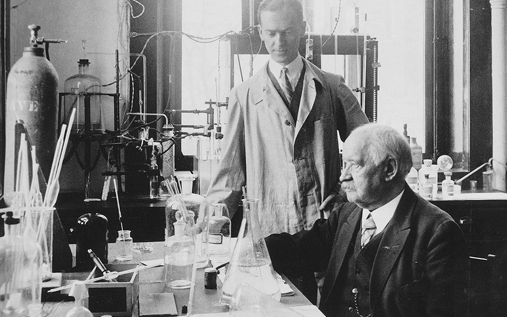 Forskaren Svante Arrhenius med sin kollega i deras labb.