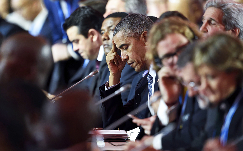 Barack Obama i fokus omringad av andra klimatmötesdeltagare.