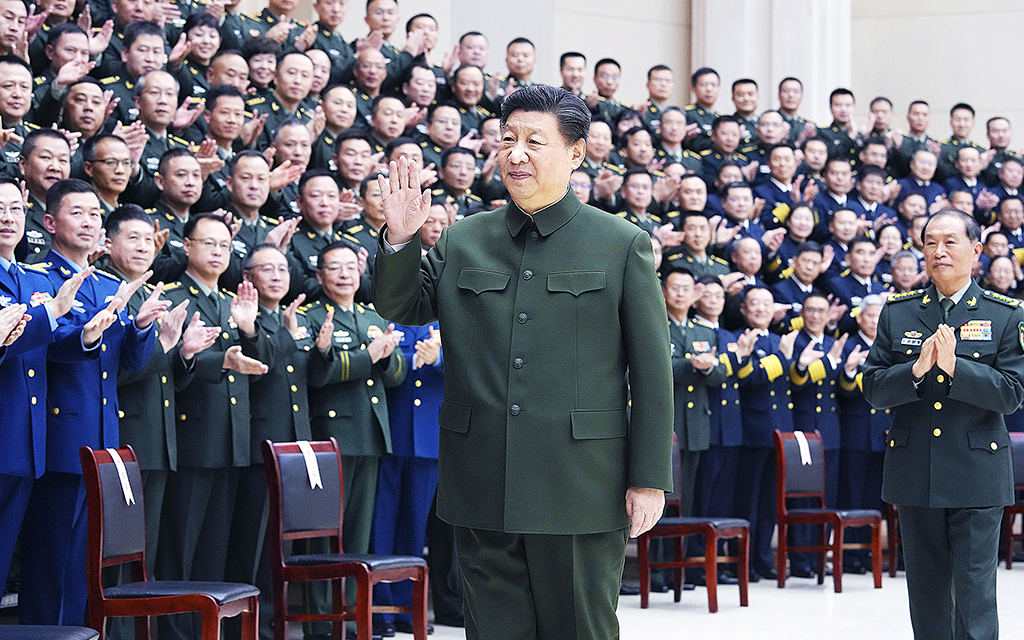 president Xi Jinping vinkar till åskådare på läktare