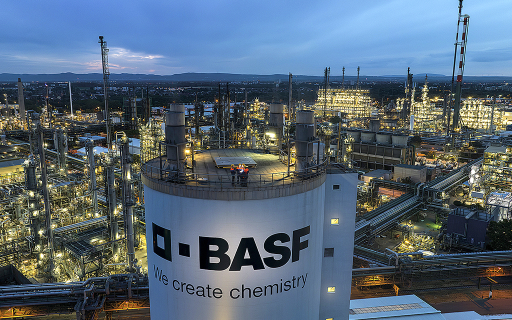 BASF:s industribyggnad upplyst i kvällsmörker