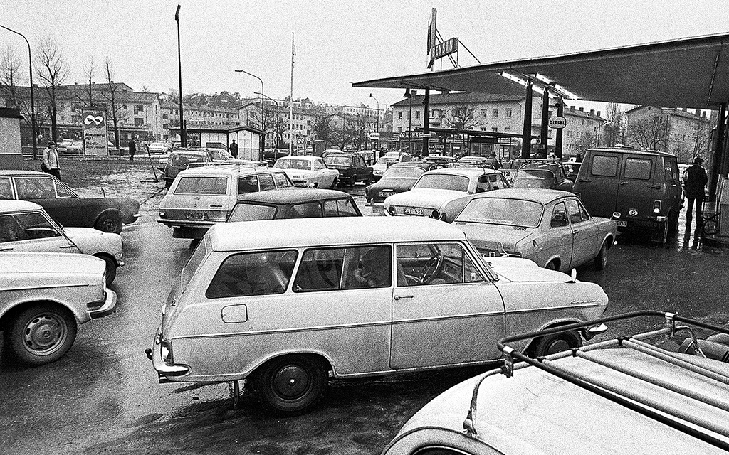 Långa bilköer vid bensinstationen på Brommaplan i Stockholm inför bensinransoneringen som skulle införas den 7 januari 1974.