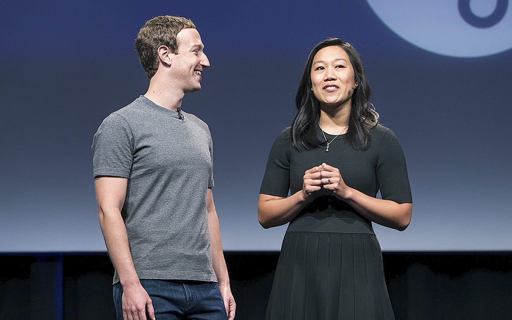 Mark Zuckerberg och Priscilla Chan talar på en scen