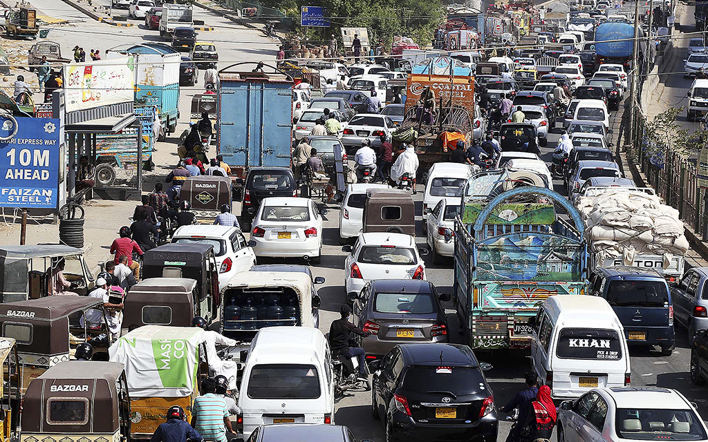 Trafikstockning på en gata i Karachi, Pakistan