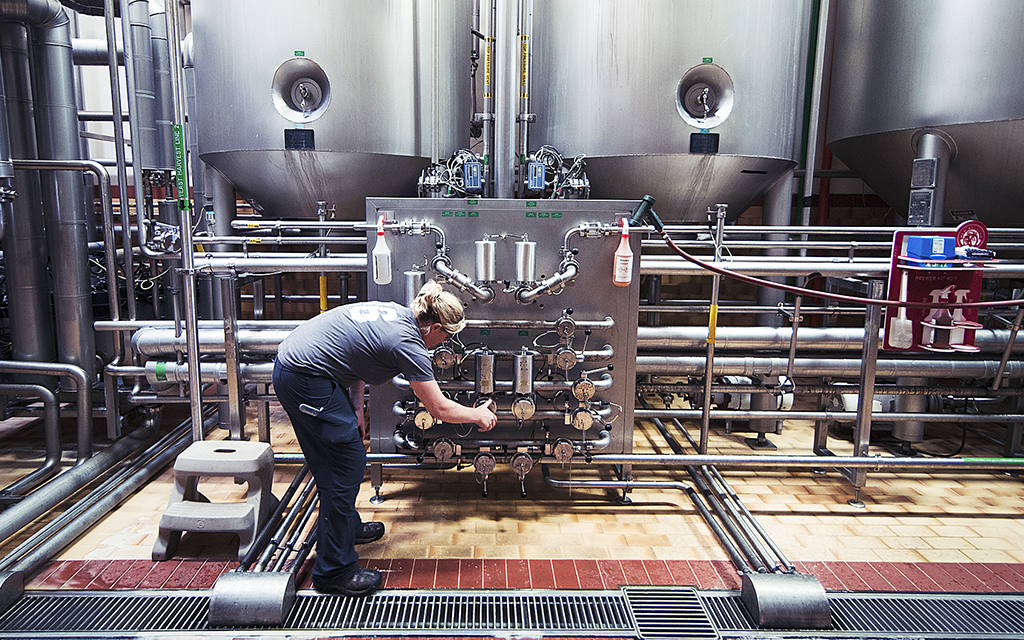 Installeration av en värmepump som snart ska ersätta en av de gaseldade pannorna på det amerikanska ölbryggeriet New Belgium i Colorado.