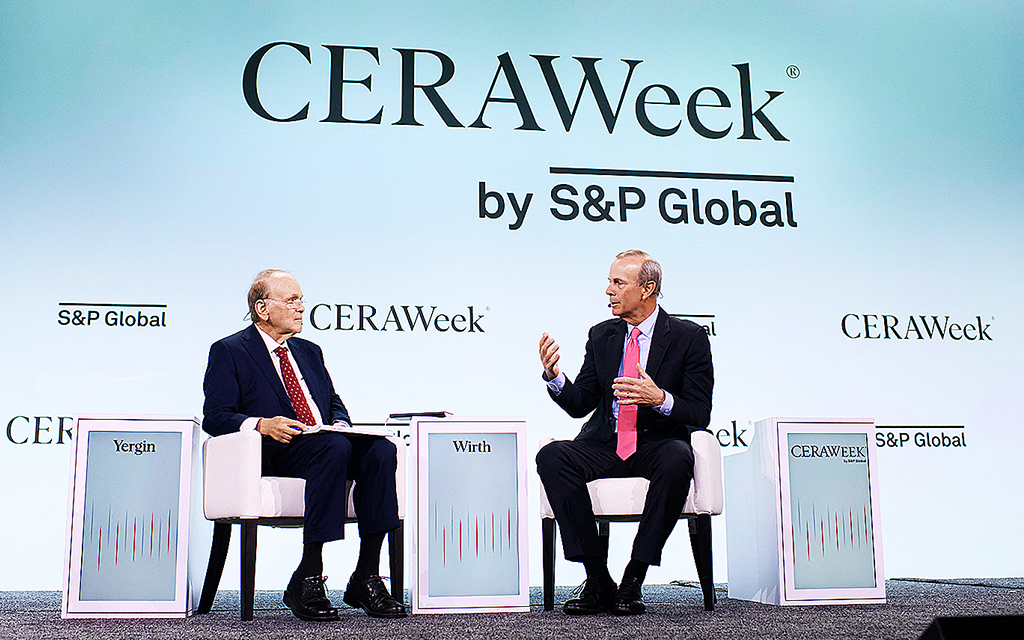 Daniel Yergin, viceordförande för S&P Global, i samtalar på en scen med Mike WIrth, Chevrons styrelseordförande och vd, under CERAWeek summit i Houston Texas 19 mars 2024.