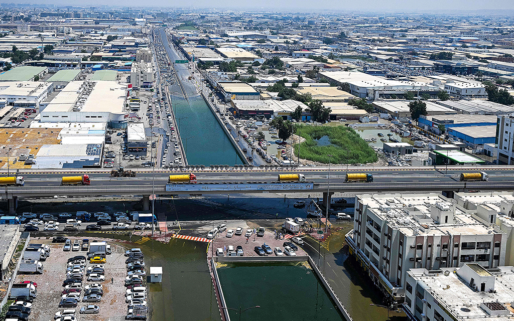 I april drabbades staden Sharjah av svåra översvämningar. På bilden syns en högtrafikerad motorväg som delvis står under djupt vatten.