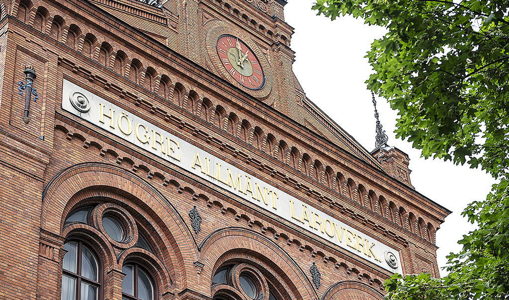 Detalj av fasaden på Norra Reals gymnasieskola