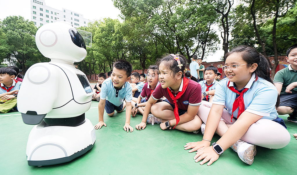 Kinesiska skolelever i Jiangxi-provinsen med en bingorobot på basketplan.