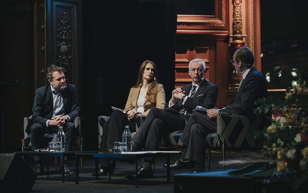 Hampus Delin, Armida van Rij, Joakim Paasikivi och Alasdair Ross i samtal på scenen.