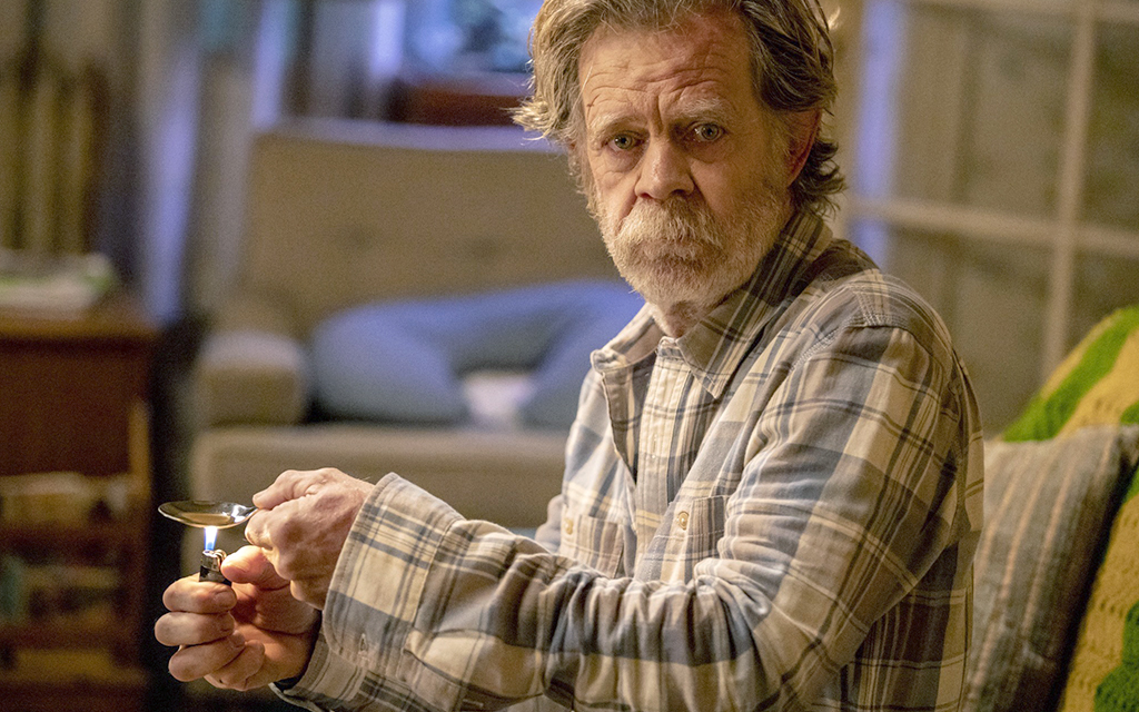 Karaktären Frank Gallagher (spelad av William H. Macy) i den amerikanska tv-serien Shameless tittar in i kameran samtidigt som han eldar på en sked med narkotika som han håller i handen.