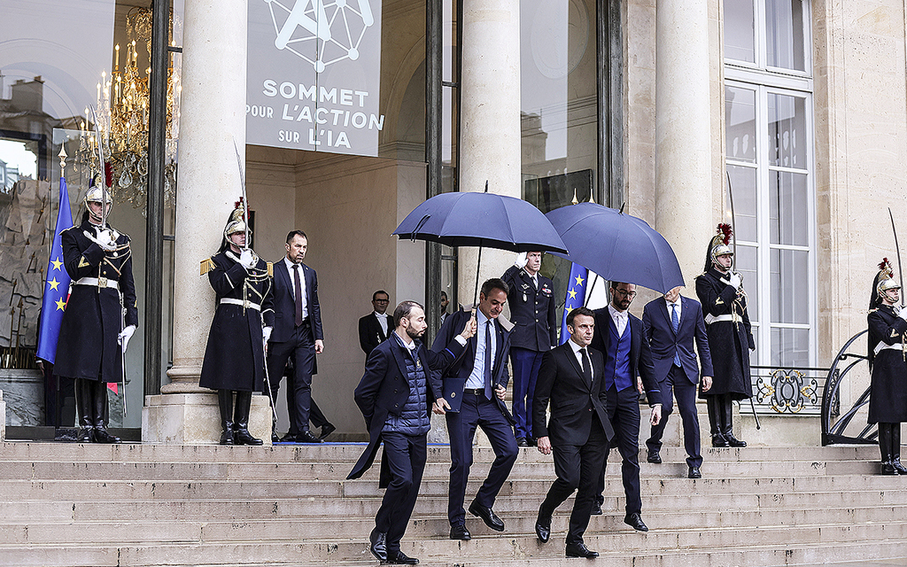 Frankrikes president Emmanuel Macron och Greklands premiärminister Kyriakos Mitsotakis går ut tillsammans efter mötet Artificial Intelligence (AI) Action Summit i Élyséepalatset i Paris den 10 februari 2025.