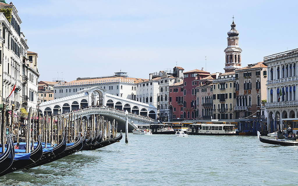 Vybild äver en kanal i Venedig