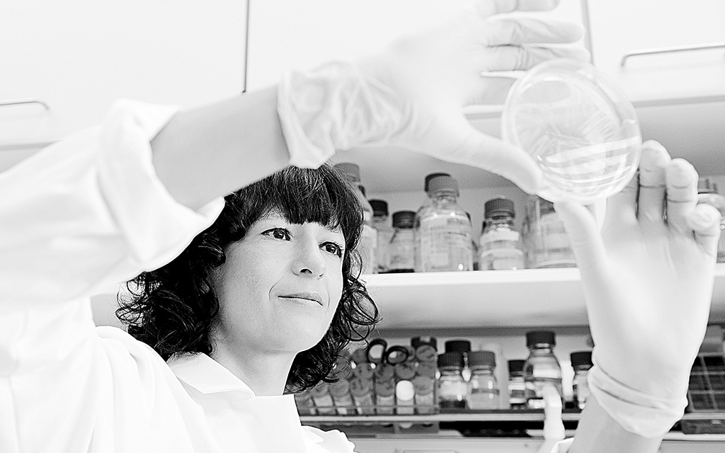 Emmanuella Charpentier håller upp ett petriglas