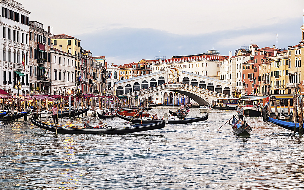 Vacker vybild över en kanal med gondoler i Venedig