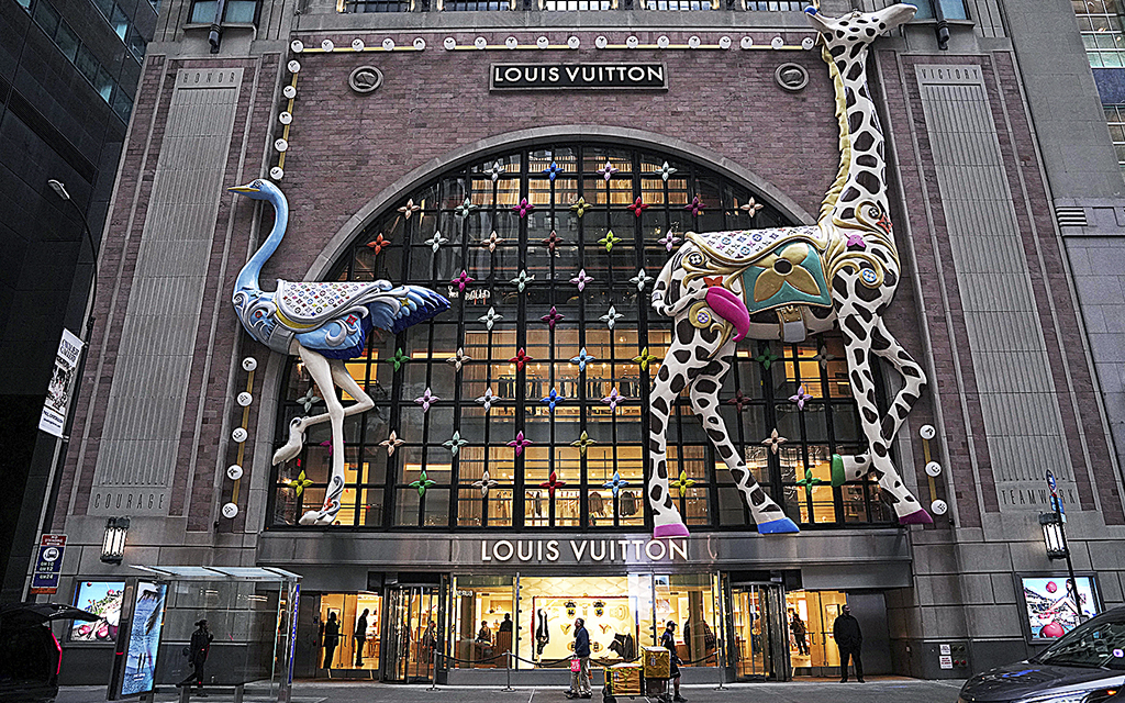 Entrén till Louis Vuittons lyxiga butik i New York.
