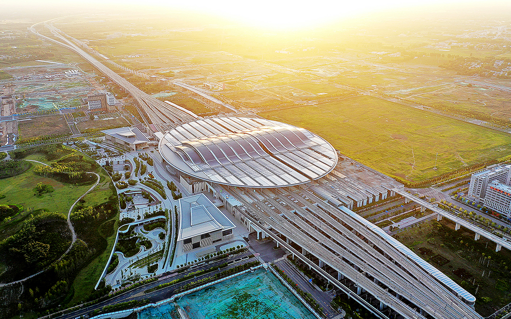 Tågstationen i Xiongan fotad med drönare