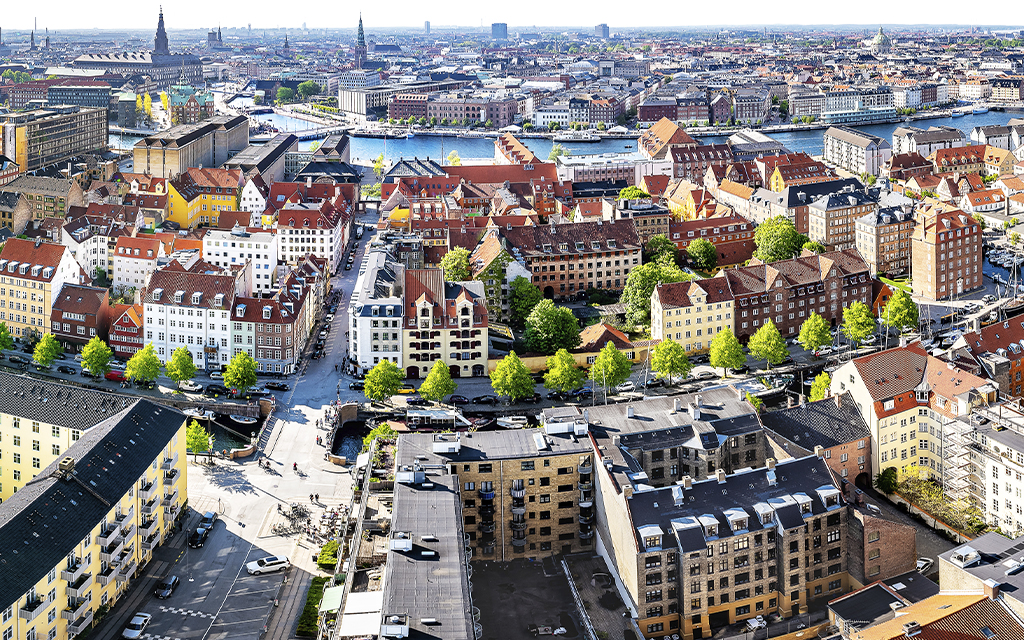 Flygfoto över Köpenhamn i solsken. Den danska staden toppar indexet för Livskvalitet 2025